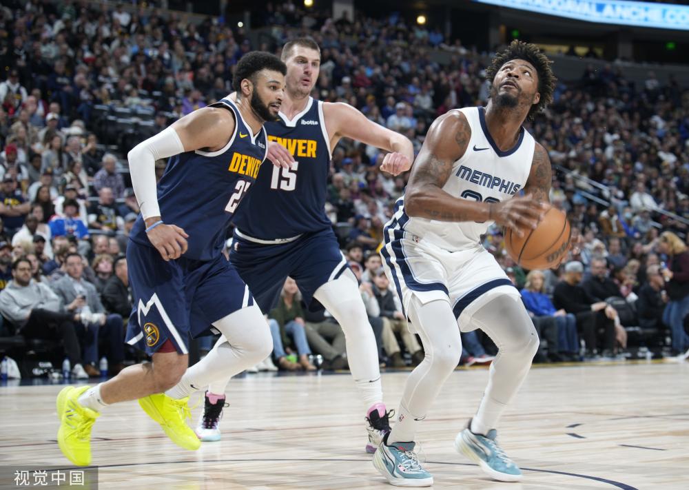 在休息期间 在休息期间